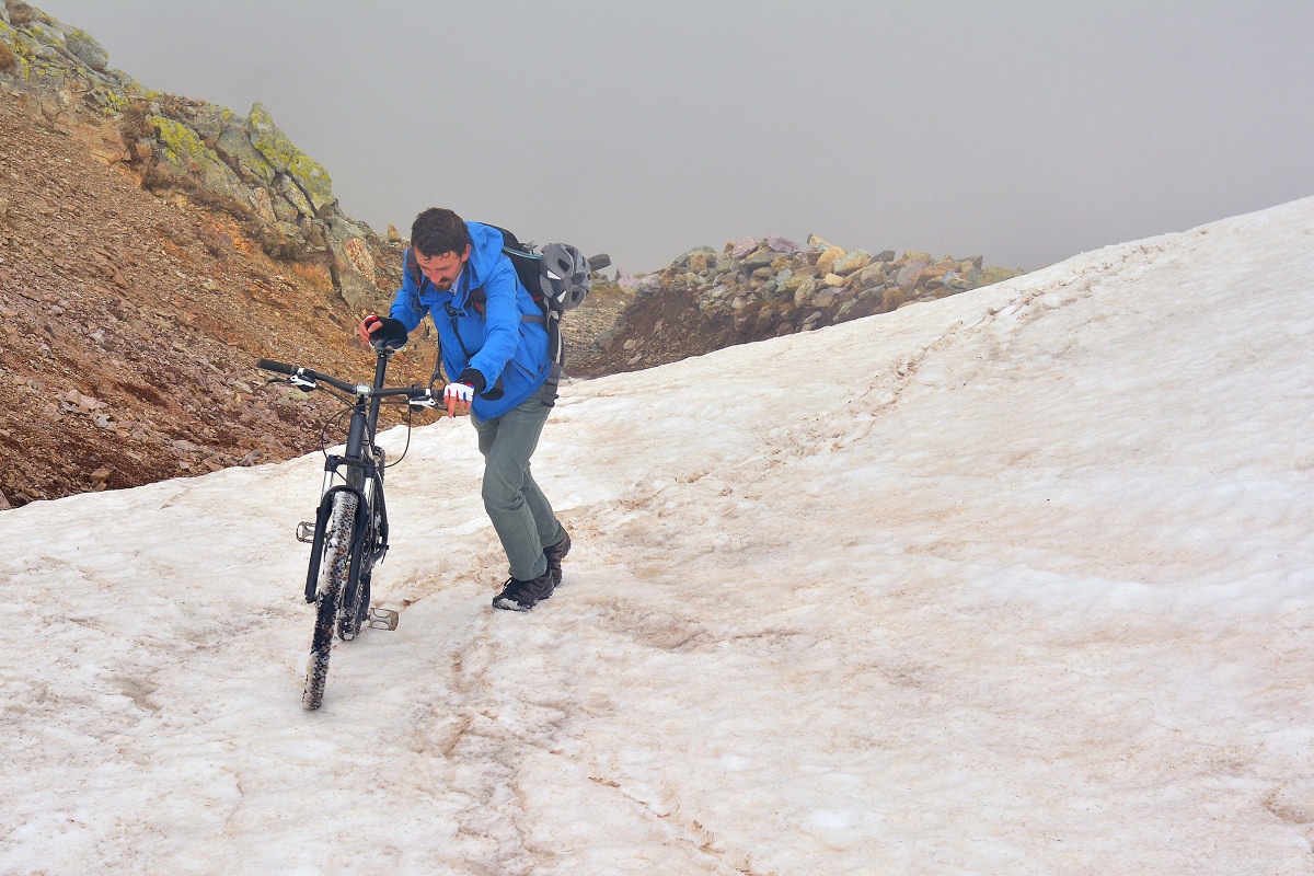 Walking with bike in the snow