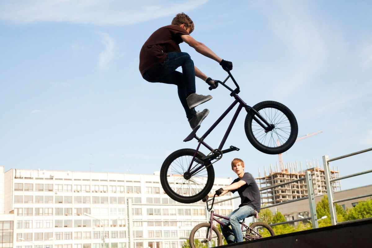 Biker jumping skate with bike