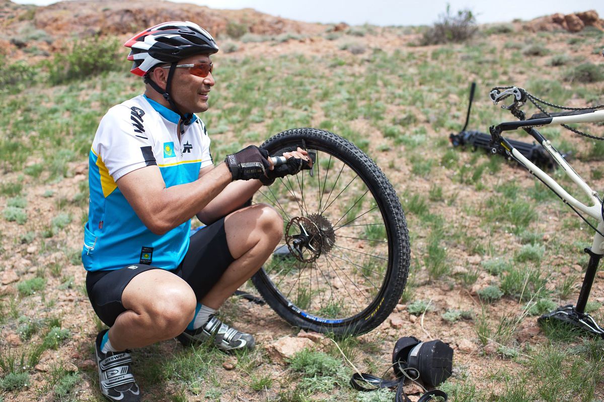 Man fixing flat tire