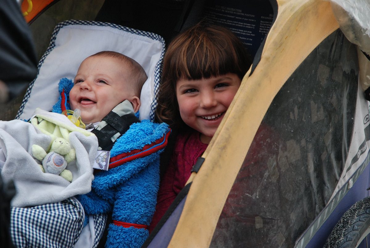 Maïa and Unia sitting together in the bike trailer