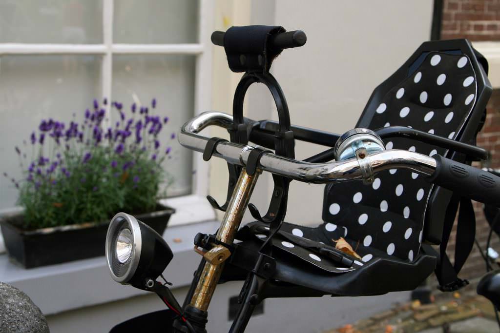 Front mounted baby bike seat