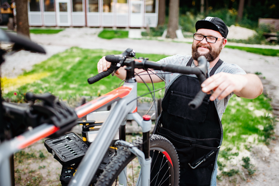 Adjust the handlebar reach